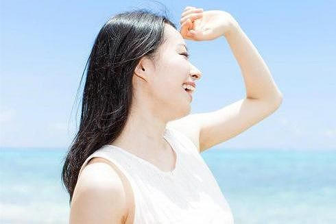 Tia cực tím (tia UV):Đây là nguyên nhân hàng đầu gây ung thư da. Tia UV thường xuất hiện khi có nắng mặt trời . Nếu bạn thường xuyên tiếp xúc với nắng, đặc biệt trong khoảng thời gian trên thì có nguy cơ cao mắc ung thư da.