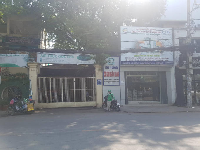 Khu “đất vàng” số 7 Phạm Văn Hai được Cty Ngân hàng “bắt tay” với Chi nhánh Công ty TNHH Anh Em Anh Lễ - Nhà hàng Quê Nhà để mở nhà hàng ăn uống.