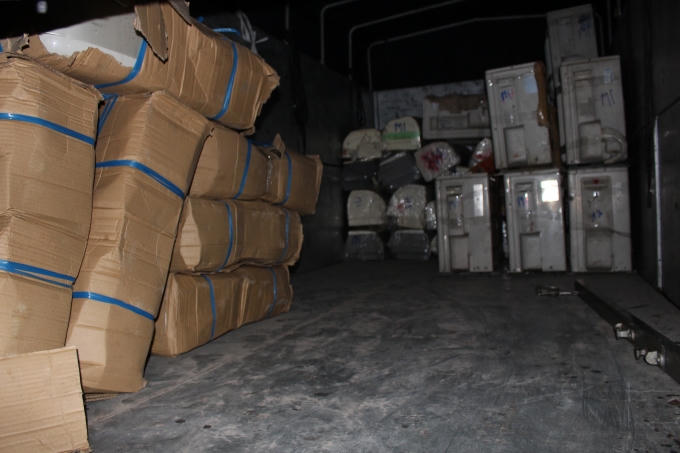 Có đến 5 ô tô tập kết để chở hàng.