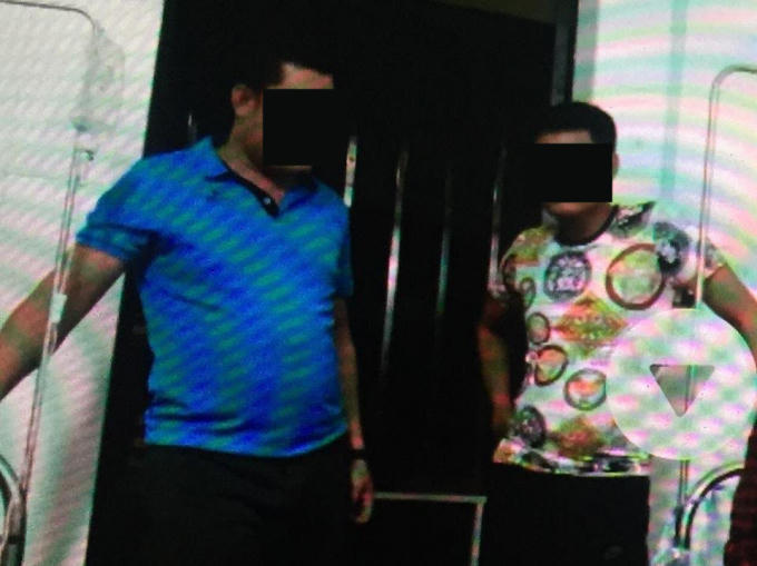 Hai đối tượng Nghiệp và Nam tới bệnh viện nơi anh Trình điều trị.