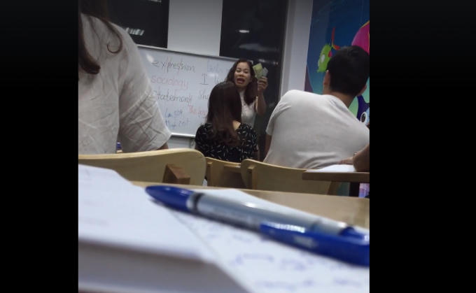 Hình ảnh cuộc tranh cãi giữa nữ giáo viên và học sinh được cắt từ clip.