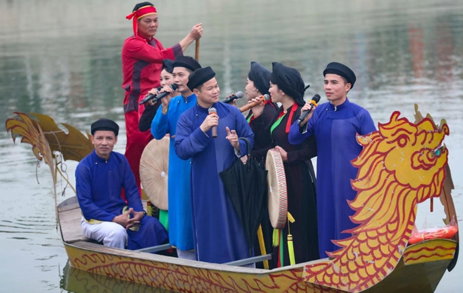 Hát quan họ trên thuyền phục vụ du khách. Ảnh: THANH TÙNG