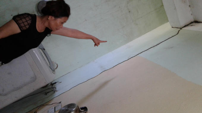 Bà Loan bức xúc về việc ngôi nhà tiền tỉ bị nứt hàng loạt nhưng đền bù "không thấm vào đâu". Ảnh: Nguyệt Chi