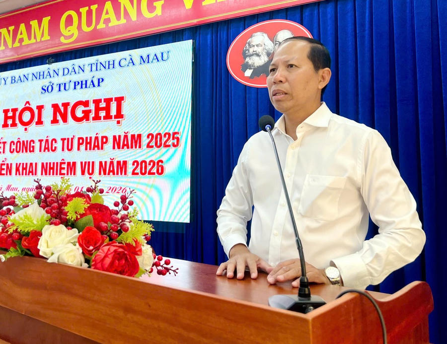 Ông Trần Hoàng Lộc – Phó Giám đốc Sở Tư pháp tỉnh Cà Mau, điều hành tham luận, thảo luận tại Hội nghị.