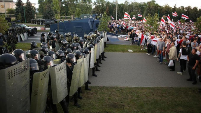 Cảnh sát ngăn chặn biểu tình ở thành phố Belarus vào tháng 8/2020.