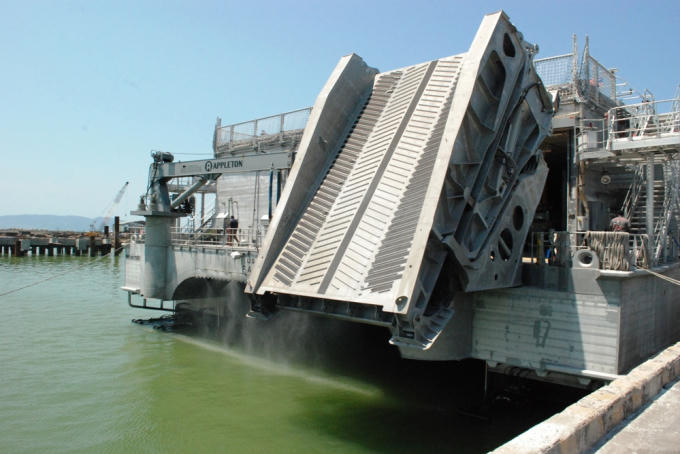 Phần đuôi con tàu đổ bộ USNS Fall River.