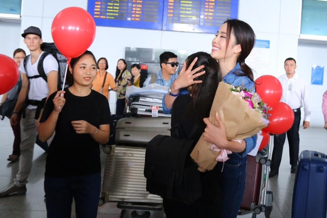 Nam Em tự h&agrave;o vẫy &ldquo;cờ đỏ sao v&agrave;ng&rdquo;, c&ugrave;ng fan h&ocirc; to &ldquo;Việt Nam, Việt Nam&rdquo; tại s&acirc;n bay