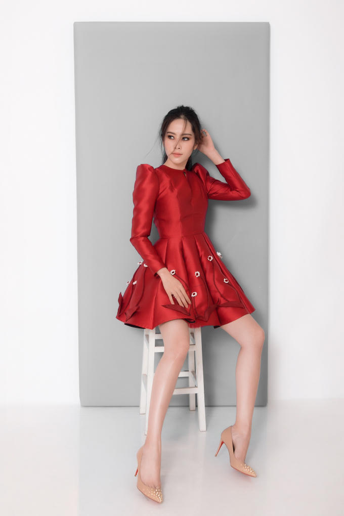 Nam Em trở lại h&igrave;nh ảnh ngọc nữ trong thiết kế của Hoa hậu Hằng Nguyễn