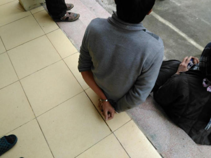 Anh C. bị Công an xã còng tay đưa về trụ sở UBND xã Vĩnh Phong.
