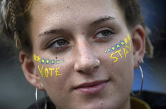 Tính đến thời điểm hiện tại, nhiều người Anh đã bỏ phiếu xong, nhưng cũng có nhiều người chưa thể quyết định xem nên đứng về bên nào. (Ảnh: Reuters)