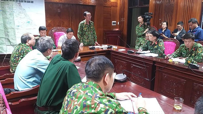 Khuya 28-10, lãnh đạo Quân Khu 5, UBND tỉnh Quảng Nam và Bộ Chỉ huy Quân sự tỉnh họp bàn phương án cứu hộ, tìm kiếm các nạn nhân.