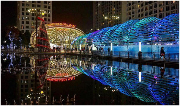Thủ đô Hà Nội trở nên nhộn nhịp hơn với những ánh đèn lung linh trang trí khắp đường phố.