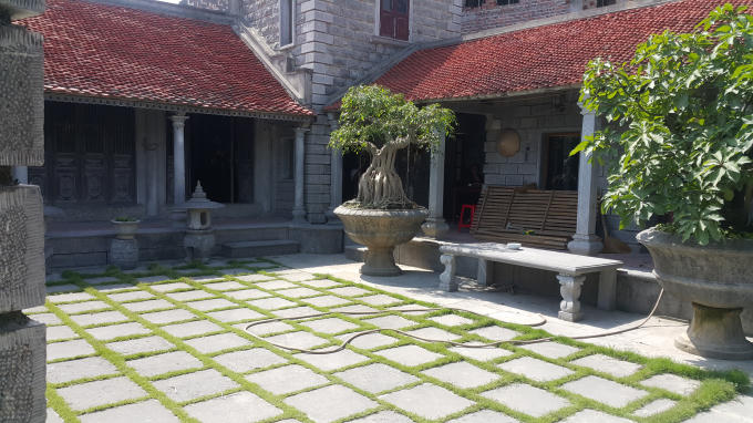 Đây là ngôi nhà cổ có kiểu kiến trúc một không hai ở thôn Xuân Phúc, xã Ninh Vân (huyện Hoa Lư, Ninh Bình). Ngôi nhà này có bốn bề tường vách, cột kèo, sân cổng đều làm bằng đá và gỗ lim