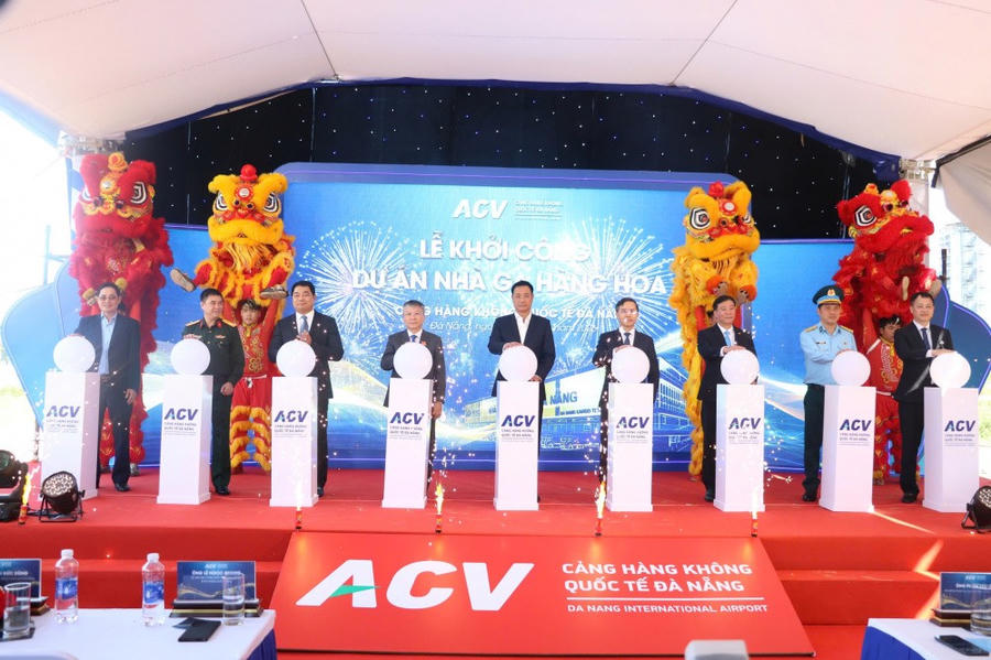 Lãnh đạo TP Đà Nẵng và nhà đầu tư bấm nút khởi công dự án Nhà ga hàng hoá.
