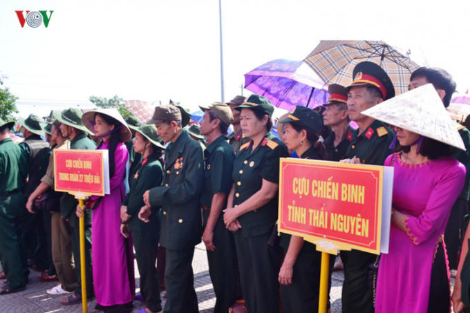 Các đoàn cựu chiến binh ở mọi miền Tổ quốc có mặt từ sớm để dự lễ thượng cờ