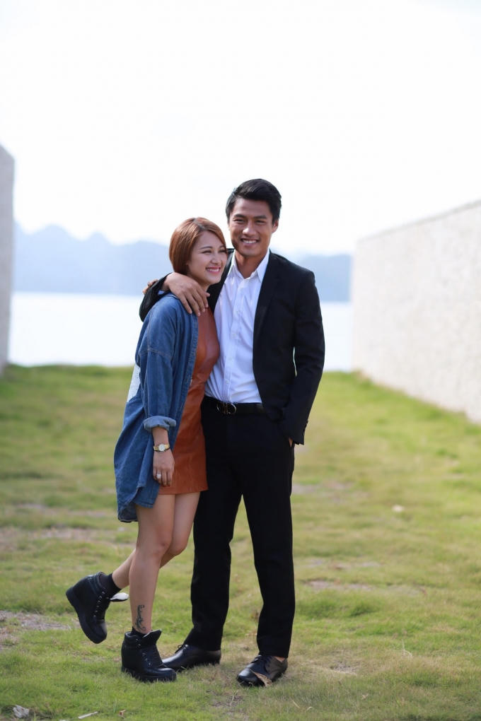 Mạc Hồng Qu&acirc;n v&agrave; Emmy Nguyễn nắm tay nhau tr&ecirc;n phim trường