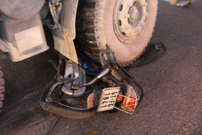 Chiếc xe máy bị xe ben cán nát, người đàn ông nhập viện cấp cứu.