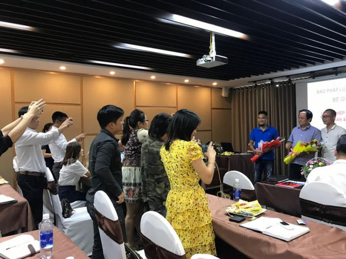 Ghi lại hình ảnh tặng hoa cảm ơn giảng viên tại cuối buổi học