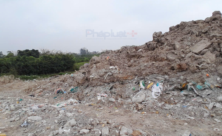 Những đống rác thải xây dựng đổ trộm sai phép chất cao như núi.