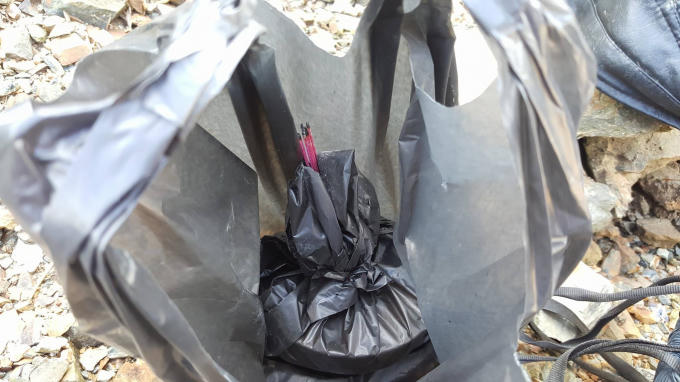 Nắm đất ông Liên lấy từ điểm lán trại mà con trai mình ở trước khi gặp nạn về thờ