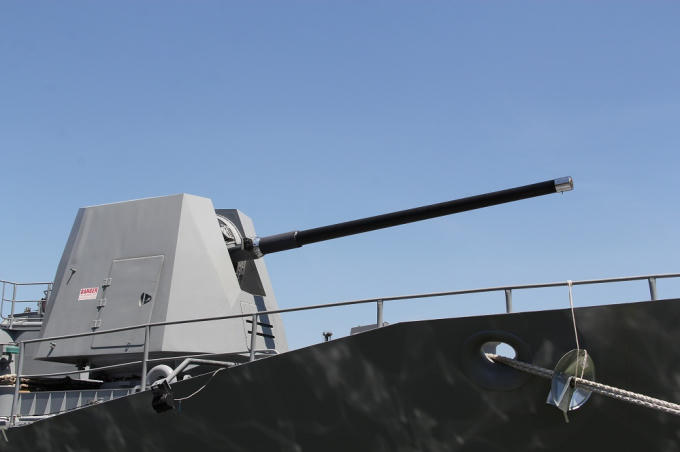 Tàu có sử dựng pháo MK 45 127 mm và 6 ống ngư lôi MK 32,cũng như 1 bãi đáp và hầm chứa cho trực thăng S-70B-2 Sea Hawk đa nhiệm