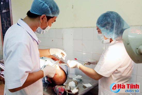 Nạn nhân Toản được cấp cứu tại BVĐK Hương Khê. (Ảnh: báo Hà Tĩnh)