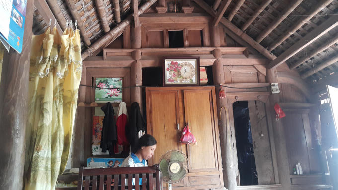 Cũng giống như nhà lợp bằng ngói, nhà lợp mái bổi mái cũng được thiết kế kiên cố với hệ thống cột, kèo, rui mè bằng gỗ và tre luồng, có điểm khác biệt là các bức ngăn được làm hoàn toàn bằng gỗ