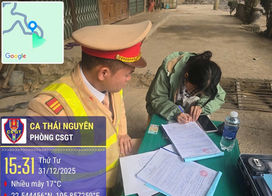 Lực lượng CSGT lập biên bản vi phạm hành chính đối với lái xe N.T.M.H.