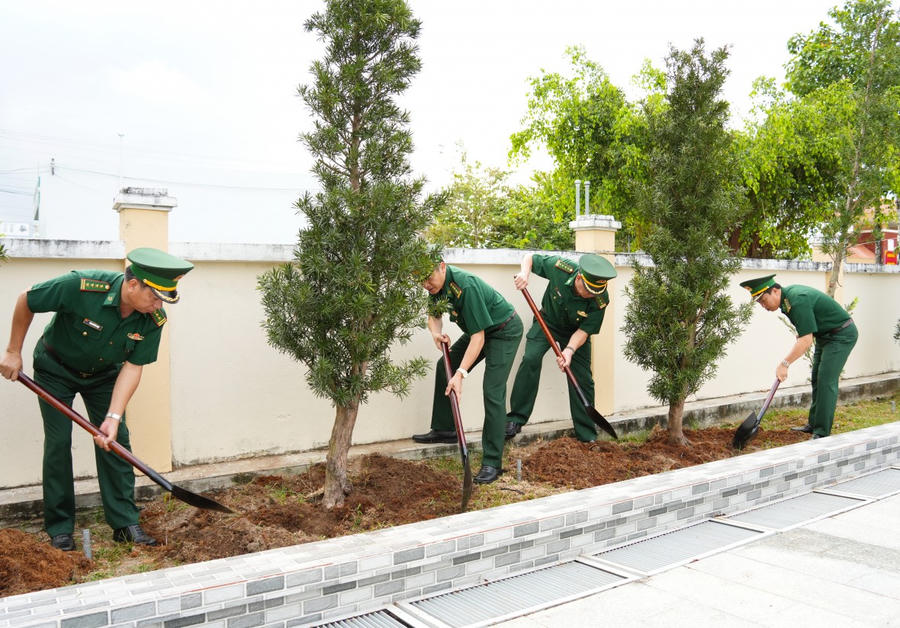 Các đồng chí trong Ban Chỉ huy BĐBP tỉnh Cà Mau trồng cây tại khuôn viên đơn vị.