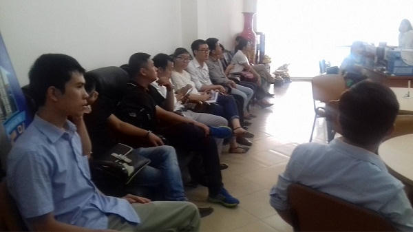 Nhưng cư dân mua căn hộ tại khu đô thị mới Vân Canh đến Công ty Cổ phần BĐS AZ  LAND để phản đối việc bàn giao nhà chậm trễ của chủ đầu tư.