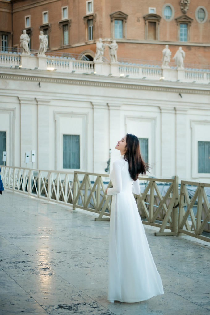&Aacute; hậu Th&ugrave;y Dung diện &aacute;o d&agrave;i tham quan t&ograve;a th&aacute;nh Vaticane