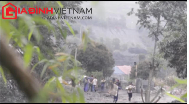 Hàng chục đối tượng tập trung chuẩn bị nhảy tàu để lấy than.