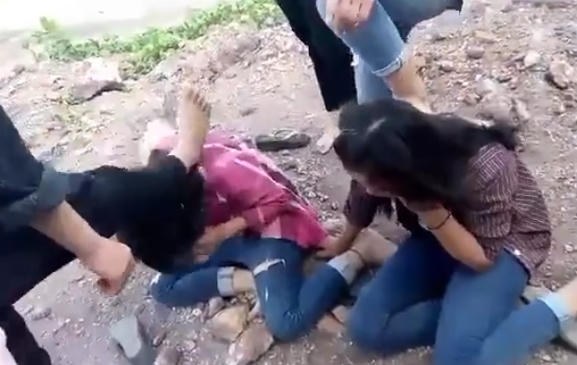 Hình ảnh 2 nữ sinh THCS bị một nhóm nữ sinh khác đánh đập thậm tệ. (ảnh cắt từ clip).