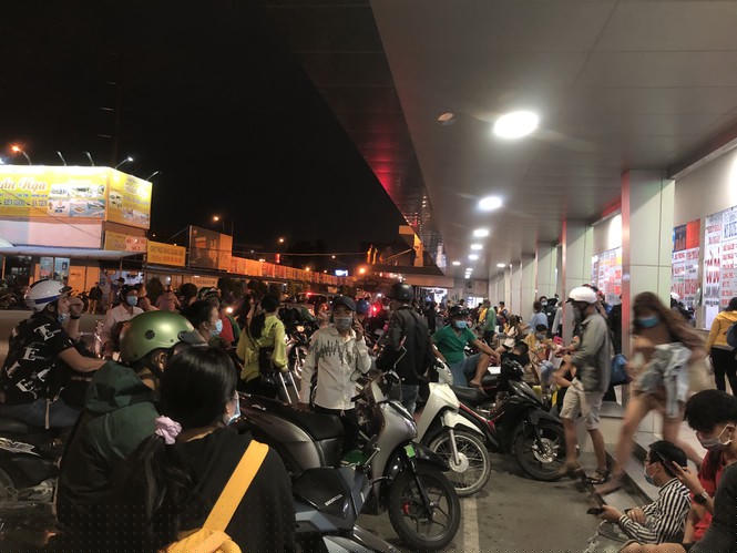 Nghìn nghịt người chen chân mua vé về quê trong đêm cuối năm - ảnh 9