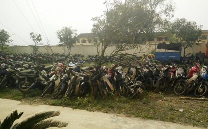 Hàng trăm xe đang vất vưởng chờ giải pháp.