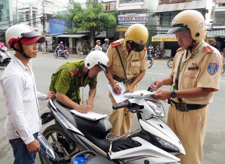 Hà Nội sẽ trang bị điện thoại thông minh cho cảnh sát giao thông. (Ảnh: Báo Đất việt)