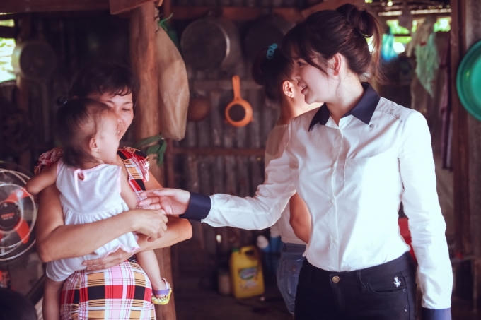 Lý Nhã Kỳ ân cần tới từng gia đình thăm hỏi, động viên bà con.