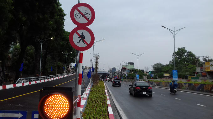 Cầu vượt cấm người đi bộ và xe thô sơ.