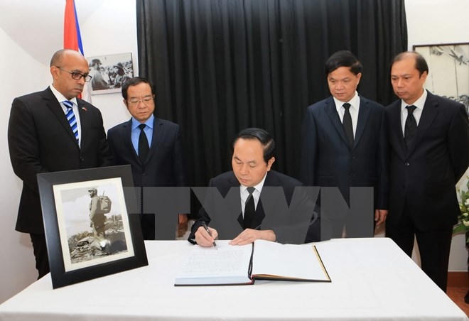 Chủ tịch nước Trần Đại Quang ghi sổ tang viếng đồng chí Fidel Castro Ruz. (Ảnh : Doãn Tấn/TTXVN).