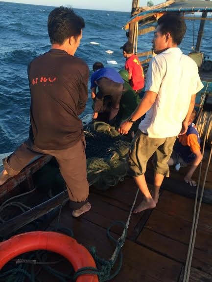 Công tác tìm kiếm và tiếp cận hiện trường được triển khai nhanh chóng, 3 ngư dân đã được cứu sống sau hơn 1 giờ lênh đênh trên biển.
