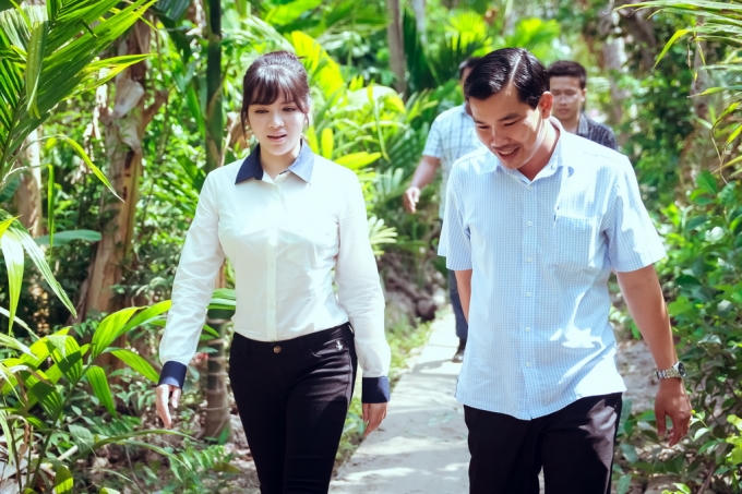 Lý Nhã Kỳ xuất hiện thật giản dị, gần gũi với bà con ở miệt vườn Long Mỹ.