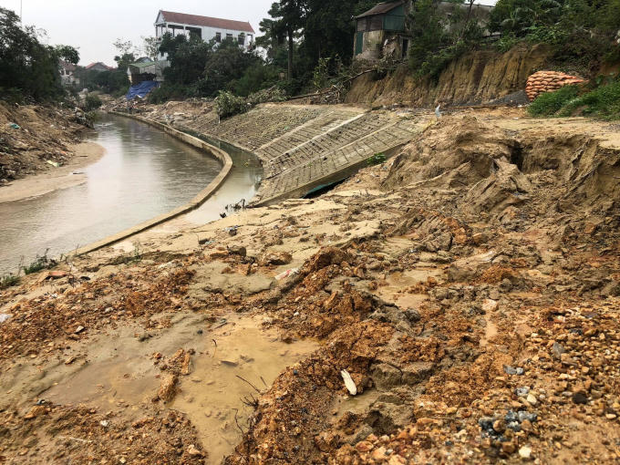 Trong đó, giá trị xây lắp của công trình hơn 13,7 tỷ đồng do Công ty CP Thảo Nguyên thi công. Công trình do UBND thị xã Hồng Lĩnh làm chủ đầu tư, khởi công vào tháng 6/2019. Thời hạn thực hiện trong 9 tháng. Tuy nhiên đến nay công trình vẫn chưa thể hoàn thành.