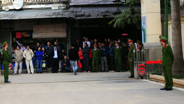 Ngay từ sáng sớm 1/12, nhiều người thân của các phạm nhân đã có mặt tại khu vực cổng trại giam Thanh Xuân. Tất cả đều có chung một tâm trạng hồi hộp, xúc động và hướng ánh mắt dõi theo từng diễn biến trong trại, mong ngóng chờ đón người nhà trở về.