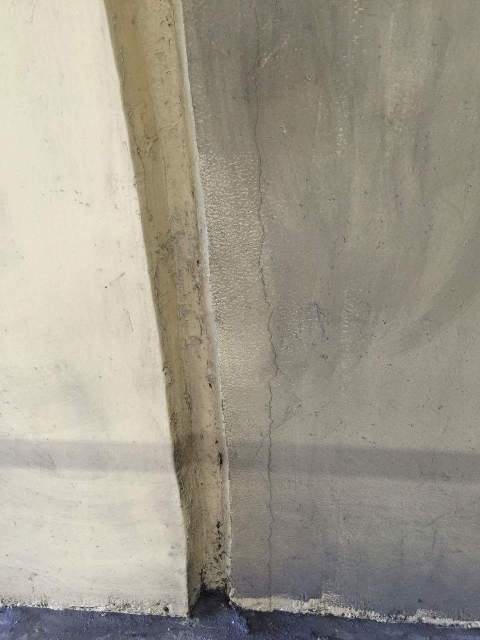 Ở vách hầm có những vết nứt "lạ".