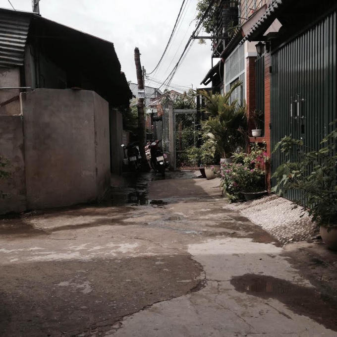 Cơ sở này nằm sát bên nhà các hộ dân gây ô nhiễm nghiêm trọng.