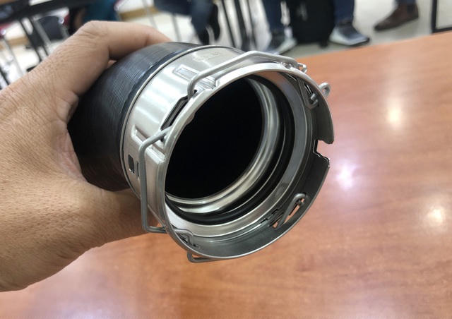 Đầu ống dẫn khí nạp từ tăng áp vào két làm mát khí nạp (intercooler) trên động cơ diesel 2.0L của Ford, với chốt khoá.