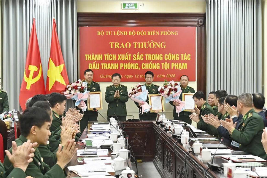 Thiếu tướng Nguyễn Văn Thiện, Phó Tư lệnh Bộ Tư lệnh BĐBP trao thưởng cho các tập thể thuộc Ban chỉ huy BĐBP tỉnh Quảng Ninh có thành tích xuất sắc trong công tác đấu tranh phòng, chống tội phạm.