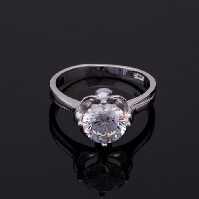 Chiếc nhẫn bạc cho nữ được thiết kế tập trung vào điểm nhấn là viên đá quá cỡ lấp lánh. đôi khi sự đơn giản lại đem lại một nét đẹp vô cùng tinh tế và sang trọng .