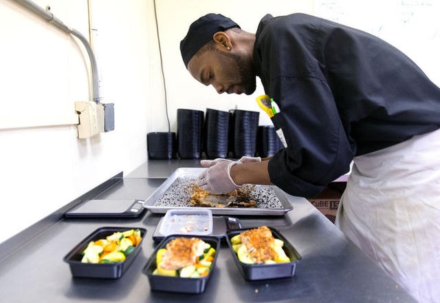 Găng tay vinyl có thể là nguồn nhiễm phthalates vào thực phẩm.