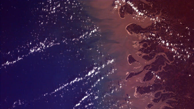 Rio Gurupi, Brazil: Hình ảnh EarthKAM này được chụp tại  Rio Gurupi ở Brazil không gian có hình dạng trừu tượng. Đây là  một phần của Khu bảo tồn Sinh học Gurupi, dòng sông chảy vào một vùng đồng bằng biển mở, nơi có hệ sinh thái năng động bao gồm hàng chục đảo nhỏ, rừng ngập mặn, cồn cát, đầm phá và bãi biển.